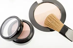 Studio Beauty Shot Stampe: Eye shadow with brush