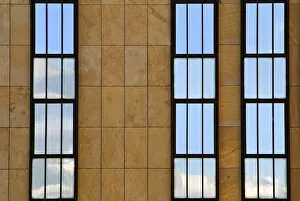 Urban Real Estate Stampe: Facade divided into three with reflection in the windows