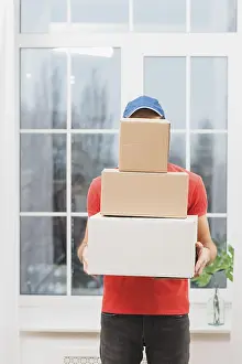 Parcel Delivery Stampe: Faceless courier with stack parcels