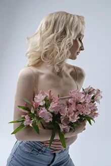 Pink Flower Bouquet Stampe: A fair-haired model stands elegantly