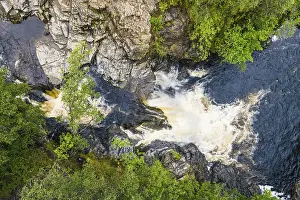 Stirling Stampe: In alto da una cascata di Falloch dalla prospettiva di un drone.
