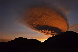 Mountain Chain Scenery Stampe: Fiery red clouds above mountain range