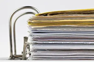 Empty File Folders Stampe: A file folder with documents and papers