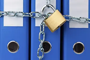 Data Protection Austria Stampe: A file folder locked with a chain and padlock