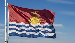 Stampe di La bandiera delle Isole Kiribati, della Polinesia, sventola nel vento, isolata contro un cielo azzurro Immagini Correlate Stampe: Il vessillo delle Isole Kiribati, Polinesia.
