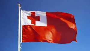 Stampe di Il tricolore della Tonga, che sventola nel vento, isolato, contro il cielo azzurro Tonga Stampe: Il tricolore della Tonga, che sventola nel vento.