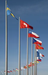 Blue Sky Flags Stampe: Flags of different countries against the background of blue sky