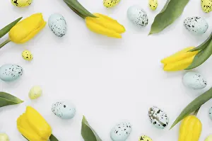 Christian Easter Tradition Stampe: Flat lay eggs easter with tulips frame