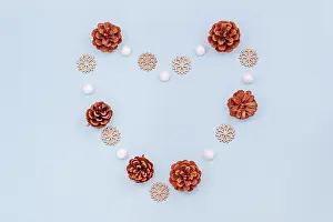 Wooden Snowflake Ornaments Stampe: Flat lay heart shaped out pine cones
