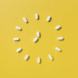Healthcare System Products Stampe: Flat lay pills making clock shape