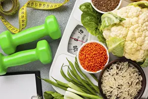 Weight Loss Nutrition Stampe: Flat lay vegetables weights