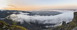 Steep Cliff Landscape Photography Stampe: Fog between the cliffs, clouds moving around