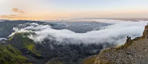 Evening Light On Rocky Cliffs Stampe: Fog between the cliffs, clouds moving around