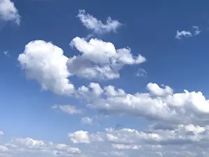 Overcast Weather Forecast Stampe: In the foreground large fleecy clouds