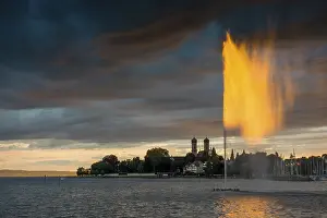 Lake Constance Sunset Stampe: Fountain and thunderclouds at sunset