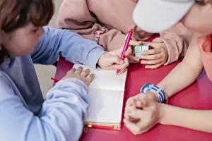 Classroom Activities Stampe: Friends engage in collaborative learning