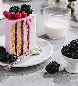 Fresh Fruit Dessert Stampe: Fruit cake with fresh raspberry