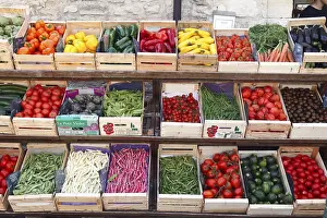Stampe di Negozio di Frutta e Verdura, Piazza del Castello, Gordes, Provenza, Francia Negozio di Frutta e Verdura, Piazza del Castello, Gordes, Provenza, Francia Vaucluse Stampe: Negozio di Frutta e Verdura, Piazza del Castello.