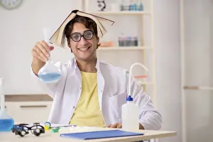 IL DNA Stampe: Un chimico divertente pazzo che fa esperimenti e test.