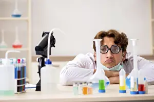 IL DNA Stampe: Un chimico divertente e pazzo che fa esperimenti e test.