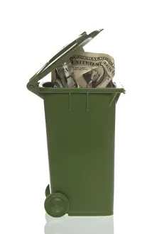 Waste Management Stampe: Garbage container with dollar bills