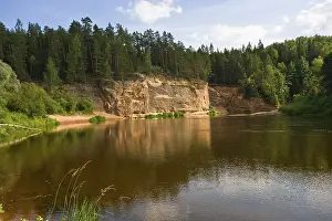 Stampe di Il fiume Gauja con scogliere di arenaria devoniana, Parco nazionale di Gauja, Riga, Lettonia, Stati baltici, Europa settentrionale Riga Stampe: Fiume Gauja con scogliere di arenaria del Devoniano.