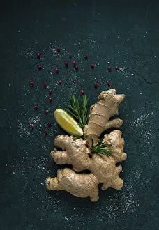 Fresh Ginger Stampe: Ginger root, on a dark background