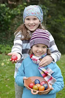 Easter Egg Tradition Stampe: Two girls with the easter eggs they have found