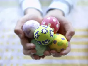 Traditional Easter Tradition Stampe: Giving Easter Eggs