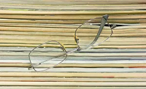 Magazine Stack Stampe: Glasses on the background of the stack of magazines