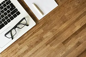 Architectural Style Design Stampe: Glasses on the notebook on the table