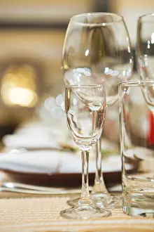 Table Decoration Ideas Stampe: Empty glasses on the table