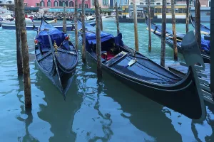 Ponte Di Rialto, Venezia Stampe: Le gondole ormeggiano nella pioggia sul Ponte di Rialto.