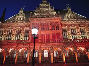 Stampe di L'architettura gotica in luce rossa, edificio illuminato di notte con lanterna centrale, Brema, Germania Brema Stampe: L'architettura gotica in luce rossa.
