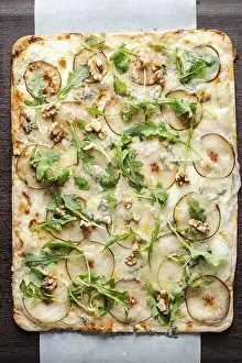 Freshly Baked Flatbread Stampe: Gourmet flatbread preparing with pear