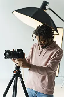 Professional Photographer Stampe: Grapher preparing camera