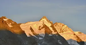 Snow Capped Mountain Range Stampe: GroBglockner in evening light