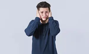 Man Covering Ears Stampe: A guy covering his ears, avoiding hearing