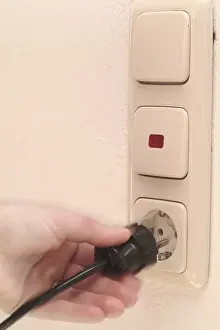 Accident Prevention Tips Stampe: Hand pulls plugs from plug socket