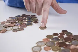 Saving Money Tips Stampe: Hand sorting coins