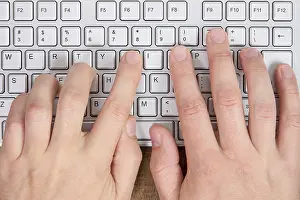 Empty Workspace Stampe: Hands typing on a computer keyboard