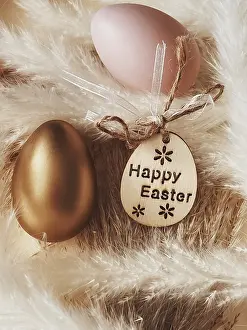 Easter Egg Symbolism Stampe: Happy Easter. Golden easter egg on rustic background