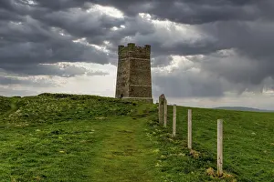 Steep Cliff Coastline UK Stampe: High above the cliffs, the Kitchener Memorial
