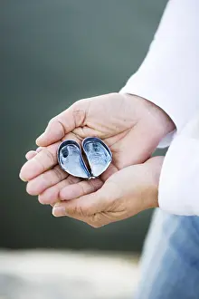 Bivalve Animal Photo Stampe: Holding a shell