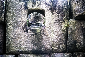 Historic Peruvian Architecture Stampe: Hole in the stone masonry of an inca building