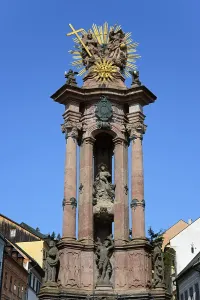 Stampe di Colonna della Santissima Trinità nella Piazza della Trinità, sito del Patrimonio Mondiale dell'UNESCO, Banska Stiavnica Regione di Pohronie, Slovacchia Siti Del Patrimonio Stampe: Colonna della Santa Trinità nella Piazza della Trinità.
