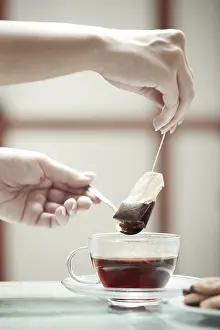 One Person Meal Prep Stampe: Human hands making tea