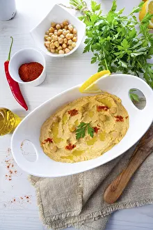 Hummus With Lemon And Chilli Stampe: Hummus paste with lemon and chilli on a white background