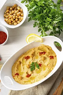 Lemon And Chilli Hummus Stampe: Hummus paste with lemon and chilli on a white background