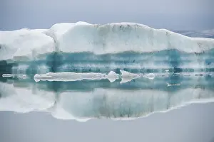 Glacier Lake Reflections Stampe: Ice formations are reflected in the still